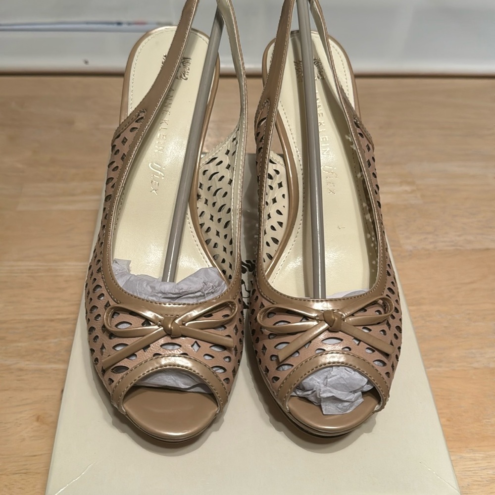 Anne Klein champagne slingback size 10